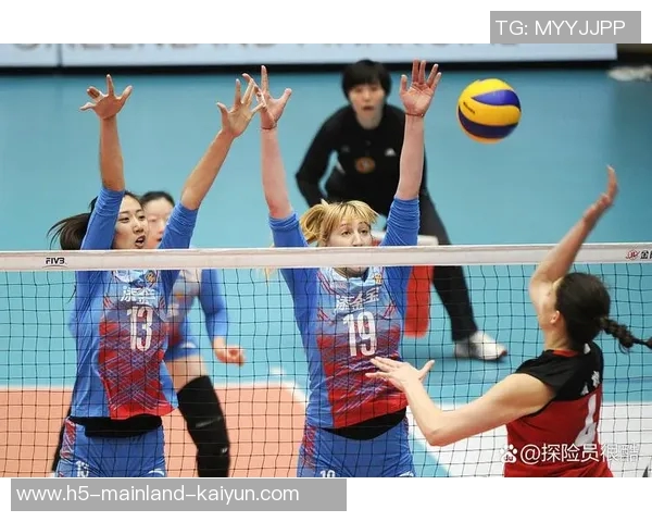 中国女排迎战土耳其队全力争胜展现实力与团队精神